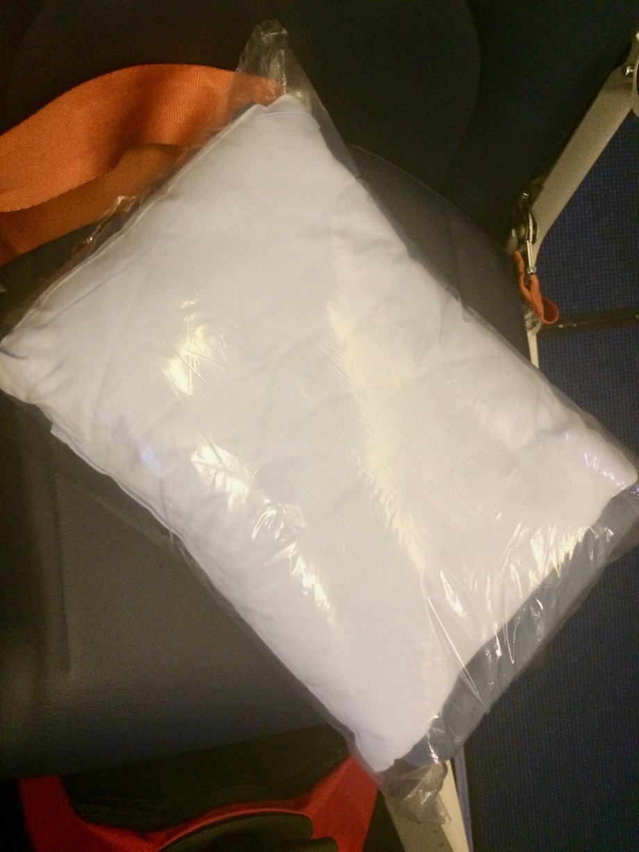 Na każdym z foteli na pasażera czeka zapakowana poduszka i polarowy koc. 