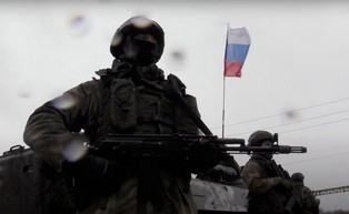 Obrona Kijowa: rosyjskie czołgi na pozycjach między blokami mieszkalnymi pod miastem