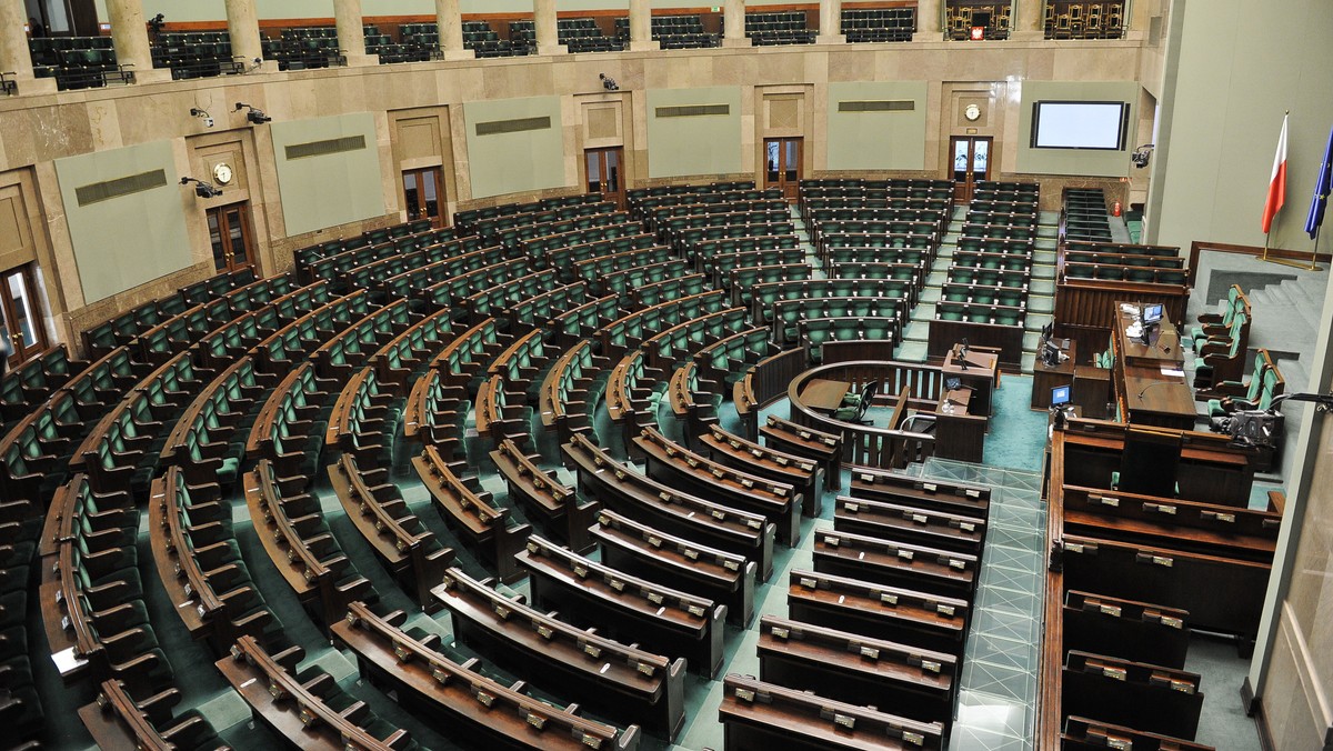 Klub PO rozpoczyna konsultacje z pozostałymi siłami politycznymi na temat powołania w Sejmie komisji śledczej ds. SKOK. Komisja miałaby zbadać m.in. okoliczności powstania wniosków do TK ws. ustawy o SKOK złożonych w 2009 r. przez prezydenta Lecha Kaczyńskiego i w 2012 r. przez PiS.