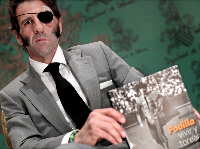 Juan Jose Padilla, torreador, pozuje ze swoją książką 'Padilla. Vivir y torear' ('Padilla. Życie i walka z bykami')