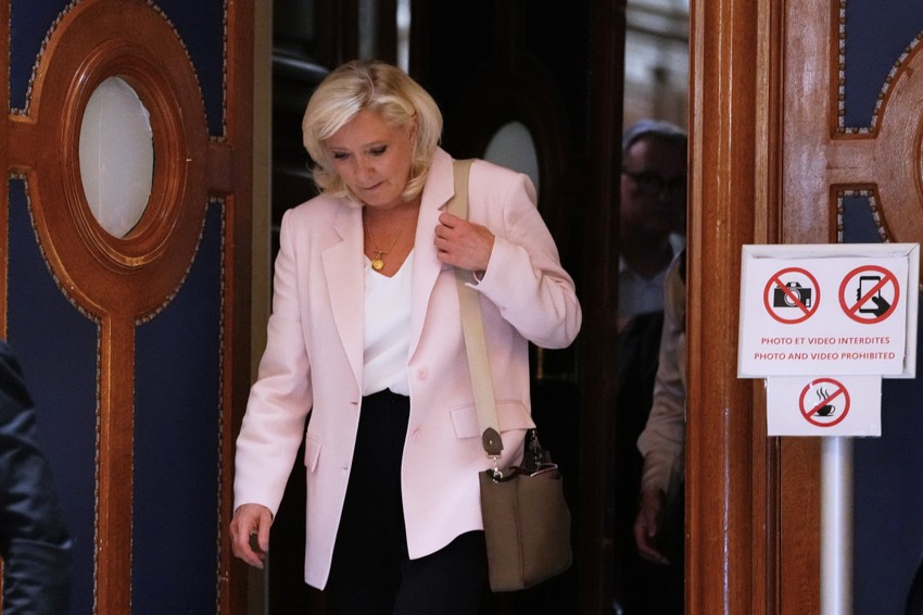 Marin Le Pen izlazi iz sudnice u Parizu 7. jula