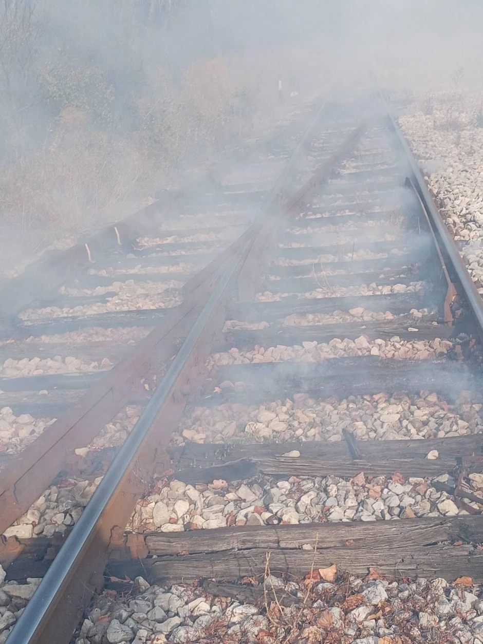 Požar kraj pruge u Brusniku