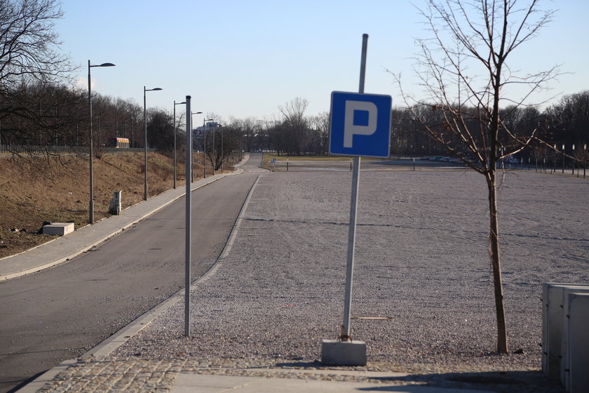 Parking na błoniach Stadionu Narodowego stoi pusty