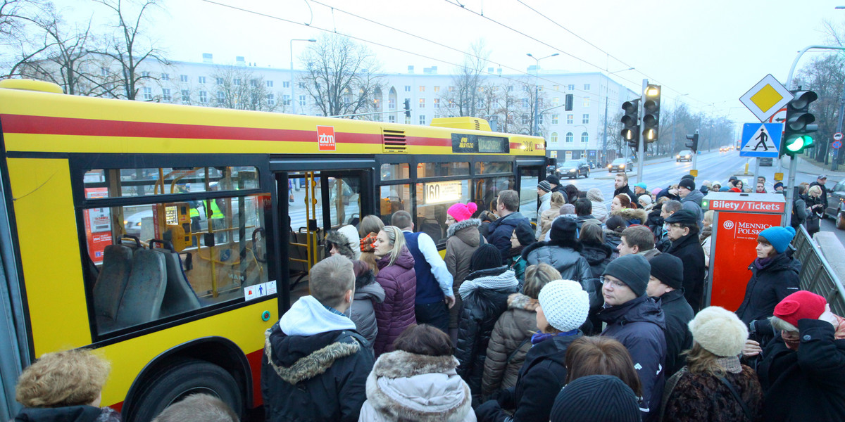 tłumy przy dworcu wileńskim