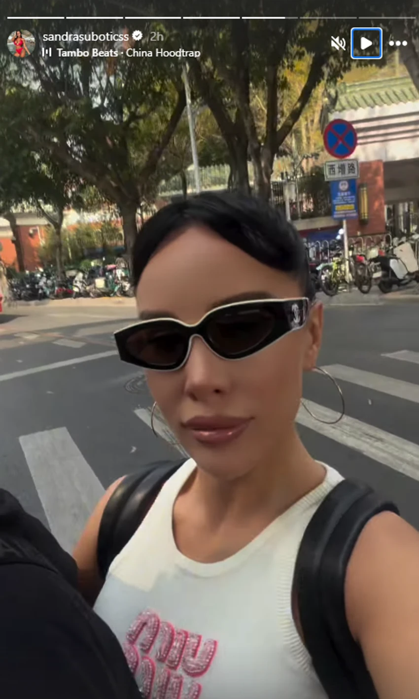 Aleksandra Subotić i Peca se voze Kinom na motoru: Sa 24 godine starijim mužem otputovala na drugi kraj sveta