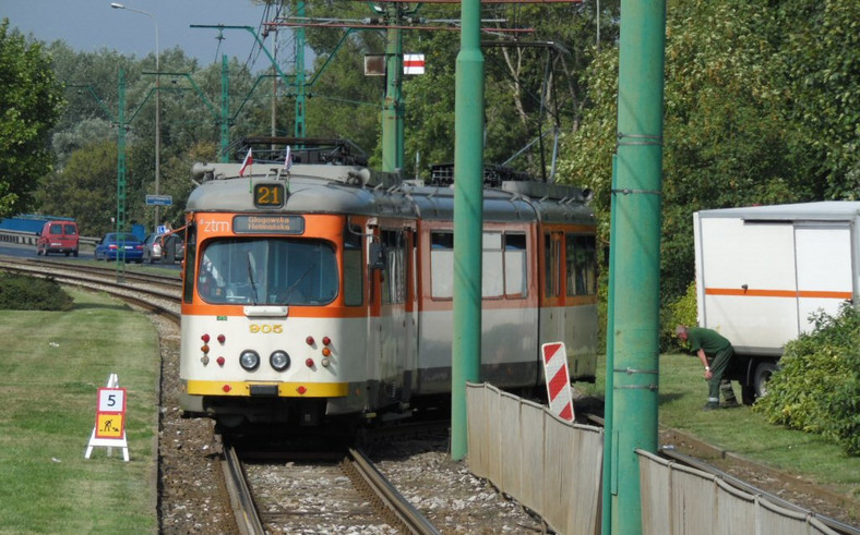 Z Łazarza i Wildy do ronda Starołęka pasażerowie mogą dostać się tramwajową linią wahadłową nr 21, która jeździ co 6 minut