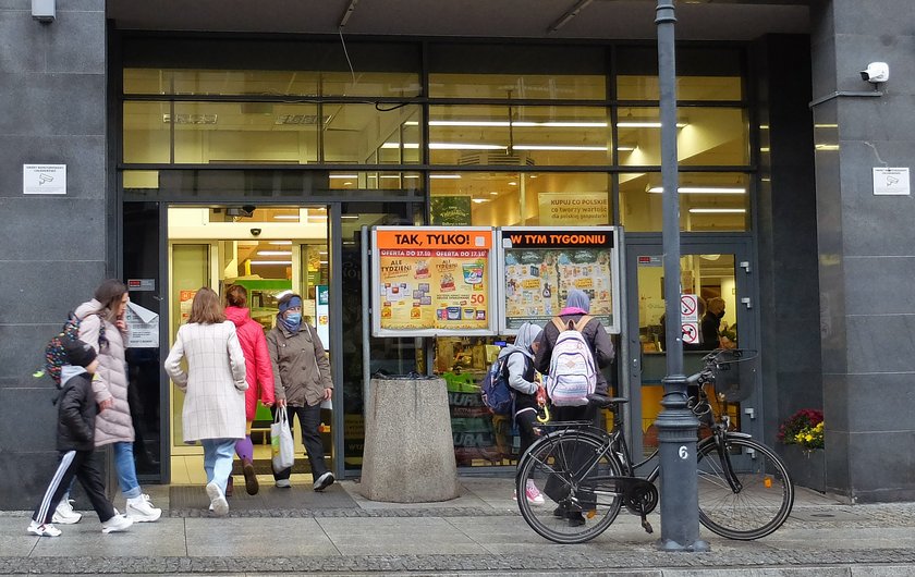 Pracownicy handlu przyjmą szybciej szczepionkę na COVID-19? Jest wniosek