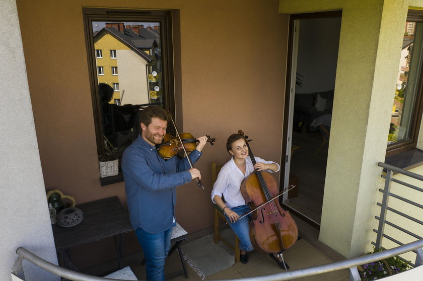 Para muzyków z Będzina gra koncerty na balkonie