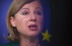 KE ustąpi Węgrom? Jourova komentuje zamieszanie, na szali "prawa gejów i migrantów"