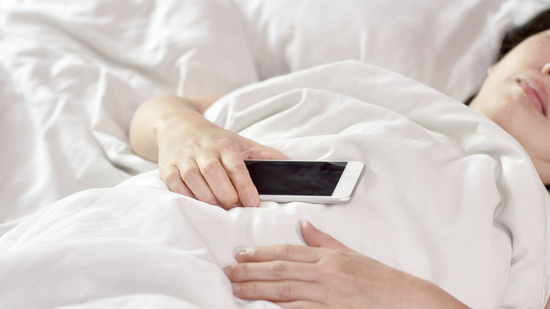 Biiiip! Jak szybko po przebudzeniu sięgasz po swojego smartfona?
