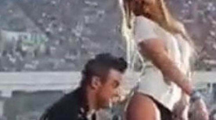 Rajongója fenekét puszilgatta Robbie Williams!