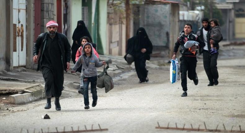 Iraqi civilians flee Mosul's eastern Al-Intisar neighbourhood on December 31, 2016