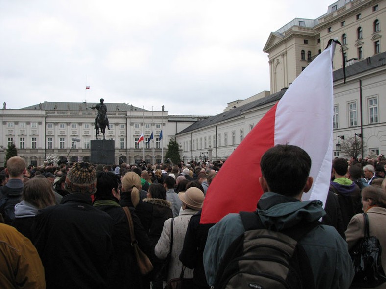 Ludzie zebrali się przed pałacem prezydenckim