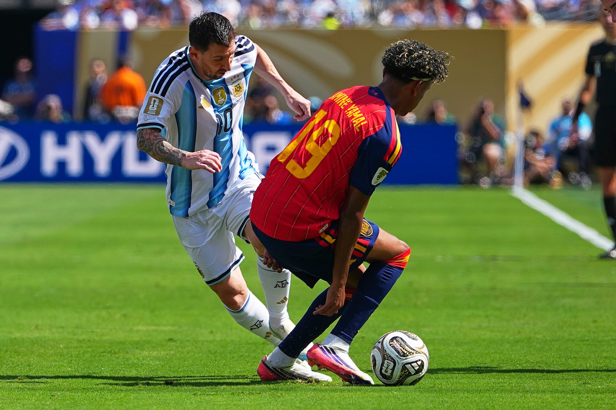 Argentínsky futbalista Lionel Messi (vľavo) a hráč Španieska Lamine Yamal počas finálového zápasu Španielsko - Argentína na MS 2026. 