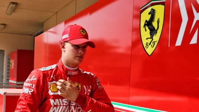 Ez a látvány minden Forma-1-rajongót megérint: újra egy Schumacher ül a Ferrariban – Itt vannak az első fotók