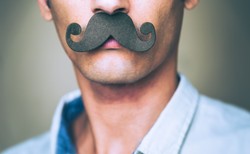 W listopadzie mężczyźni zapuszczają wąsy. Przypomnij bliskim o badaniach jąder