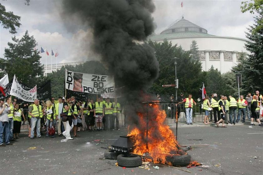 Opony płoną na demonstracjach