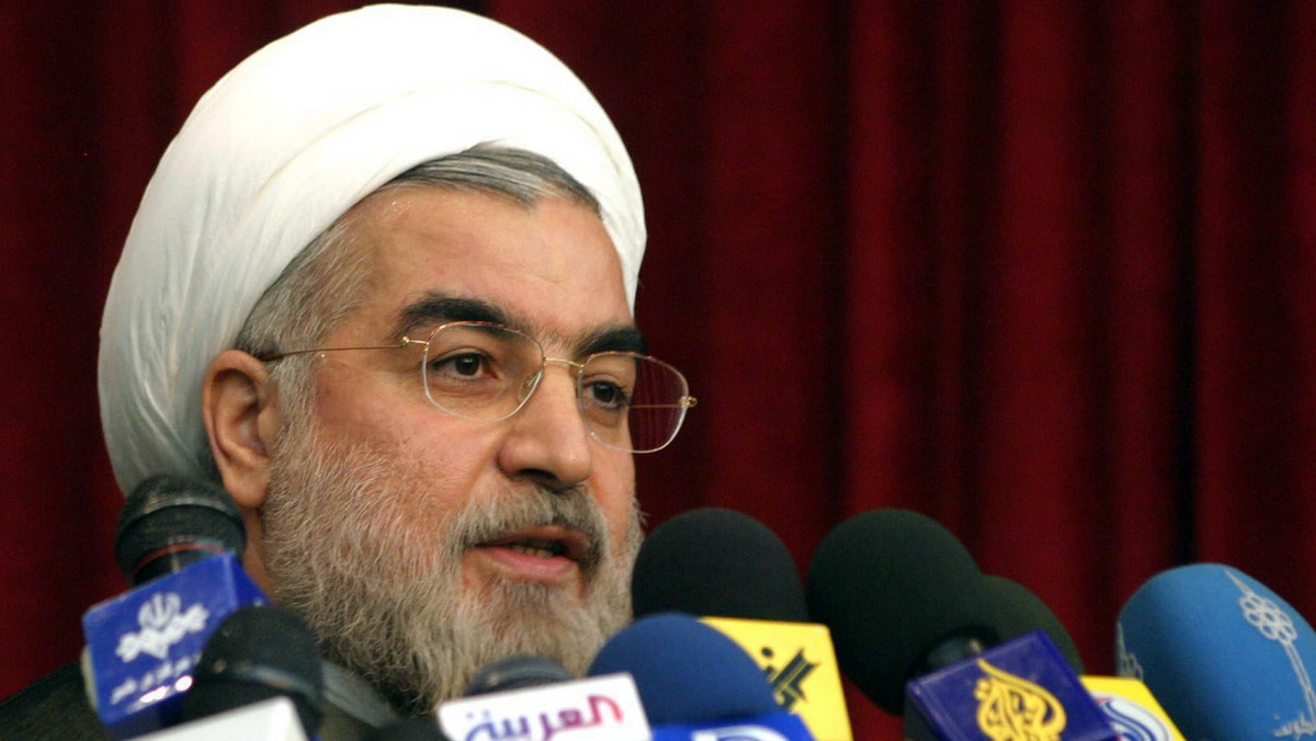 Irański prezydent Hasan Rowhani bronił dziś krytykowanego przez konserwatystów w kraju międzynarodowego porozumienia w sprawie programu nuklearnego Teheranu. - Jak można być Irańczykiem i nie dopingować naszych negocjatorów? - pytał.
