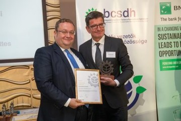Klímavédelem és adaptáció kategóriaE.ON Hungária Csoport  – A városi energiahatékonyság és energiaközösségi modell példaértékű, komplex és integrált megoldás az érintettekkel, kiemelten Szolnok városával való együttműködésbenA díjat Jamniczky Zsolt az E.ON Hungária Csoport vezérigazgató-helyettese vette át.