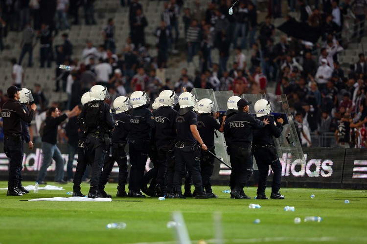 Awantura w Stambule. Krzesła latały po boisku