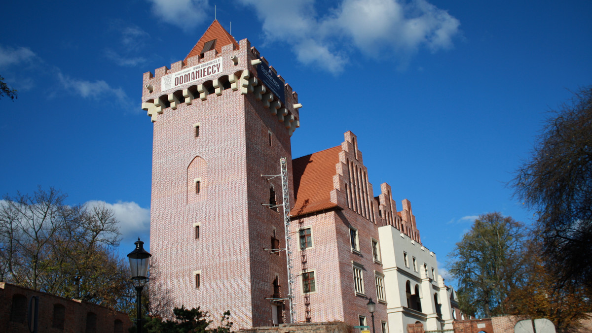 Przeciwnicy mówią o nim z ironią: "Gargamel". Zwolennicy cieszą się, że miasto odzyskało jedną z najważniejszych budowli w swojej historii. Odbudowany, a raczej wzniesiony na nowo Zamek Królewski w Poznaniu wzbudza ogromne kontrowersje. A jednocześnie przyciąga rzesze turystów.