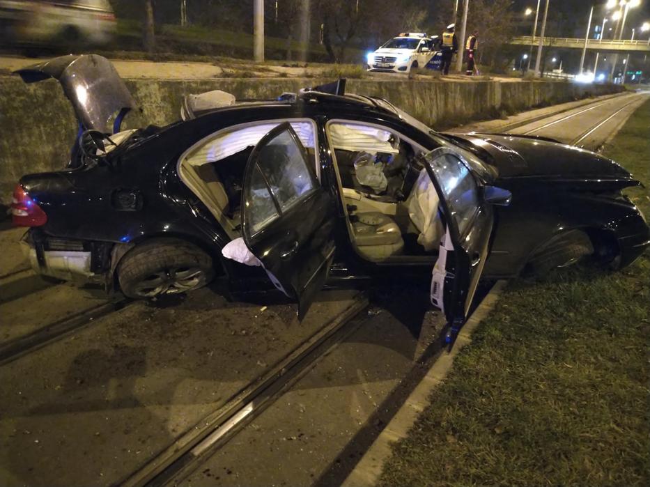 A villamossínre hajtott egy autó január 9-én éjszaka a Kacsóh Pongrác úti felüljárónál /Fotó: Blikk