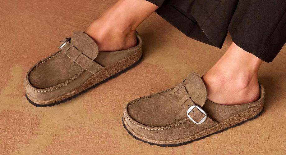 Te zamszowe klapki Birkenstock to absolutny hit. Będziesz je nosić na okrągło