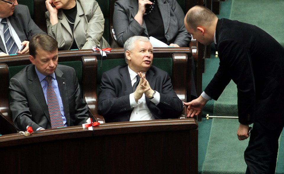 Jarosław Kaczyński (C) w Sejmie, fot. PAP/Radek Pietruszka