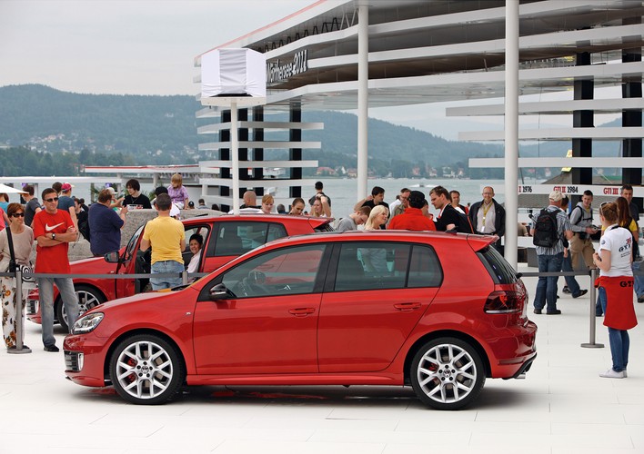 Podobnie jak w klasycznym Golfie, także dla GTI Edition 35 dostępny jest opcjonalny pakiet 990 w cenie 990 zł, który obejmuje...