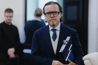 Niejasne związki ministra Balczuna. Wspólnik oskarżany o pranie pieniędzy i człowiek objęty sankcjami [TYLKO U NAS]