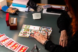 Gatara me zaustavila usred grada, pitala sam je ZA KOGA ĆU SE UDATI, a ona je brže bolje bacila karte i rekla: "ZA 3 GODINE..." Ostala sam SKAMENJENA NASRED ULICE