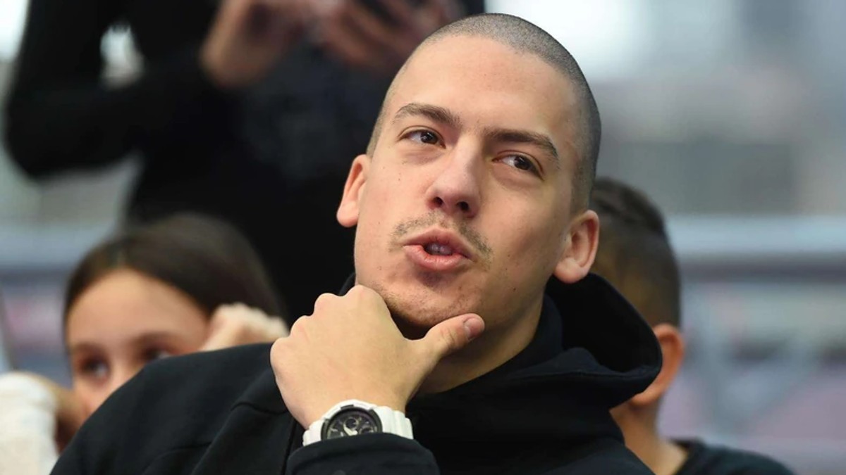 Baka Prase je uvek ošišan do glave, a sa malo dužom kosom je izgledao ...
