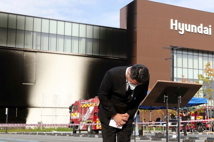 Džung Đi Sun, predsednik tržnog centra Hjundai grupe klanja se ispred objketa nakon požara