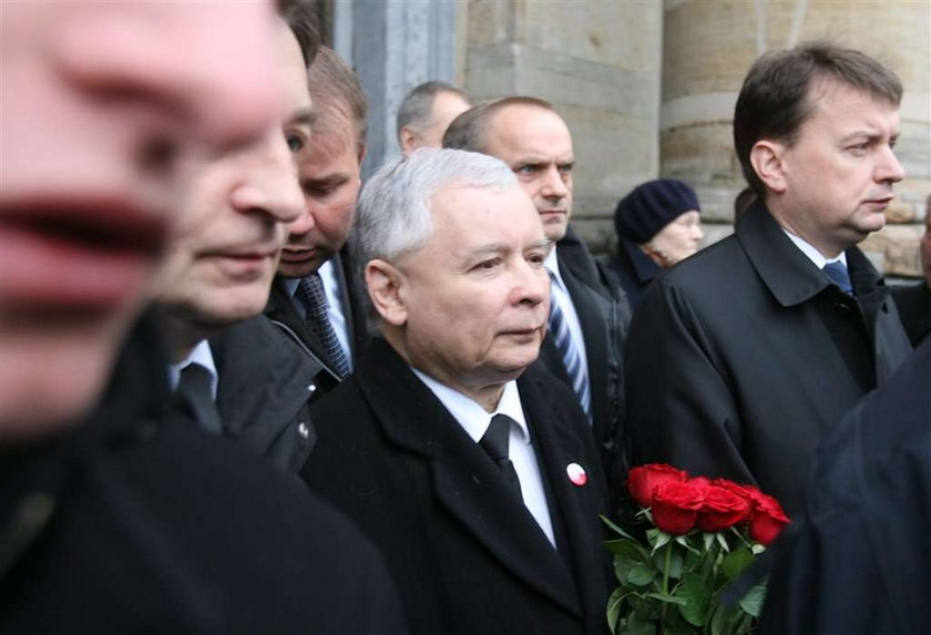 Kaczyński lansuje sie pod krzyżem