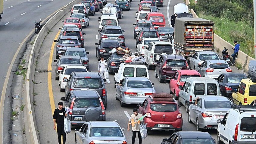 Raseljeni ljudi su zakrčili puteve dok su se vraćali kućama posle stupanja na snagu 10-dnevnog prekida vatre između Izraela i Libana | Foto: Anadolu / Getty