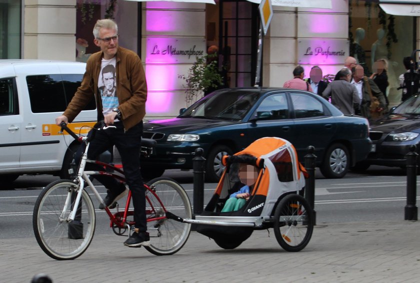 Hubert Urbański opiekuje się córkami