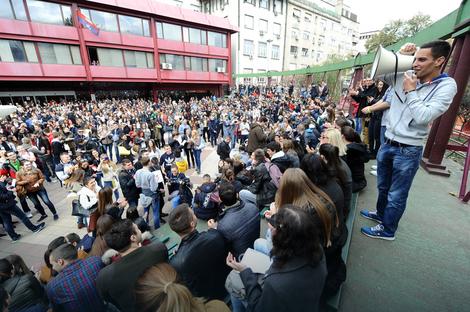 Studenti ispred Filozofskog fakulteta u Beogradu