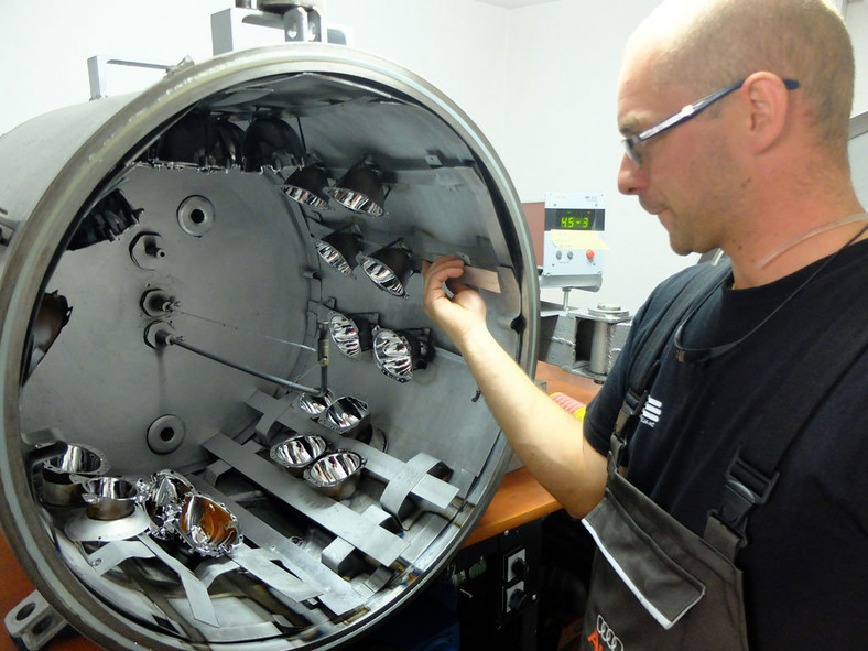 Zużyte odbłyśniki umieszczone w maszynie do metalizacji próżniowej