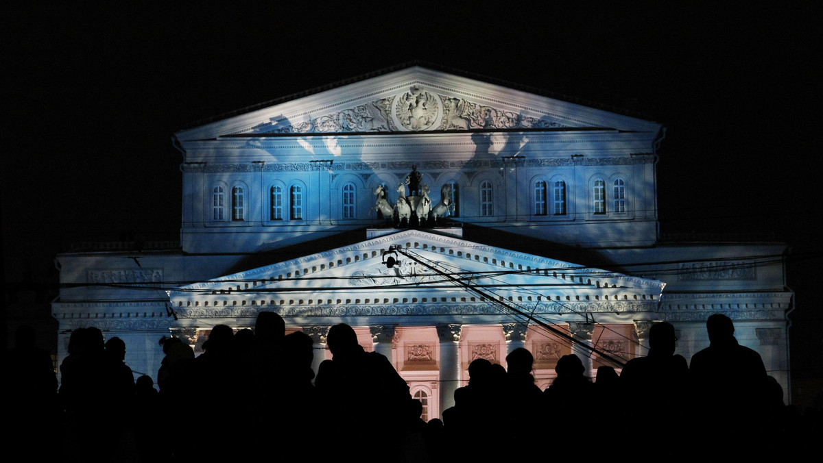 Prezydent Rosji Dmitrij Miedwiediew dzisiaj wieczorem, w obecności patriarchy Moskwy i Wszechrusi Cyryla, otworzył moskiewski Teatr Bolszoj po trwającej od 2005 roku rekonstrukcji. Przywróciła ona historycznemu gmachowi jego XIX-wieczny blask. Późnym wieczorem w teatrze doszło do przykrego incydentu. Jak donosi serwis lifenews.ru, ciężkie dekoracje spadły na jednego z członków ekipy technicznej. Został on ranny.