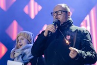 Prezydent miasta Gdańśka Paweł Adamowicz na scenie 27. Finału WOŚP. Kilka chwil przed atakiem nożownika Stefana W.