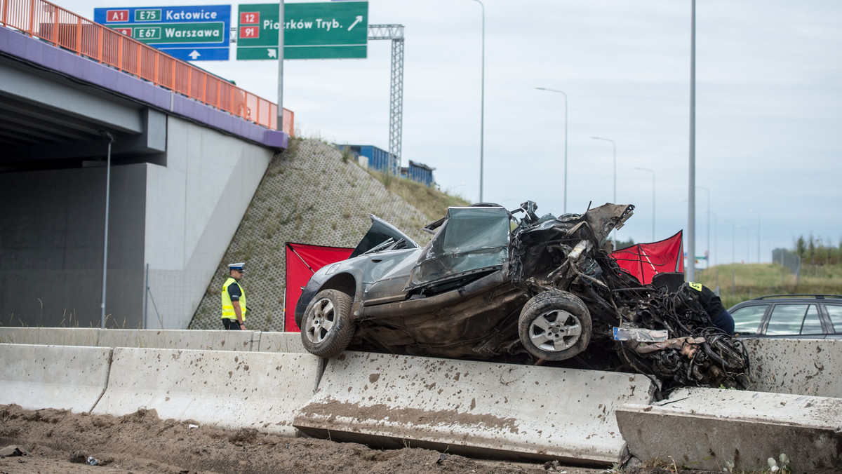 Śmierć na miejscu poniósł kierowca osobowego audi, które w Gołygowie Pierwszym (woj. łódzkie) przebiło bariery ochronne na wiadukcie na autostradzie A1, a następnie spadło na DK12. Do zdarzenia doszło dziś po godzinie 6.