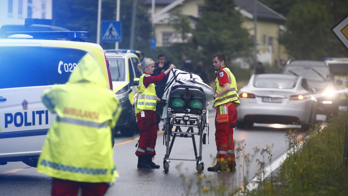 Norweska policja poinformowała wczoraj wieczorem o znalezieniu ciała kobiety powiązanej rodzinnie z młodym Norwegiem podejrzanym o dokonanie ataku z bronią w ręku w religijnym centrum islamskim al-Nur, w Baerum na przedmieściach Oslo.