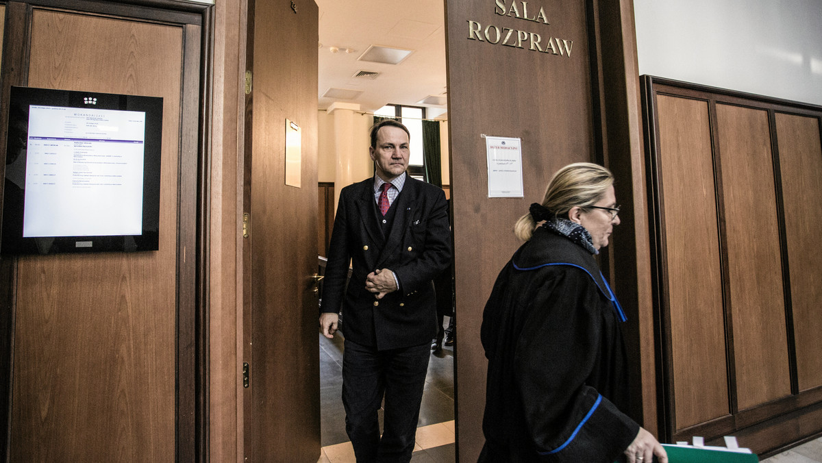 Były szef MSZ Radosław Sikorski pozwał Jarosława Kaczyńskiego za słowa prezesa PiS. Kaczyński udzielił w 2016 roku wywiadu PAP i Onetowi. Zarzucił wtedy Sikorskiemu zdradę dyplomatyczną. Dziś rozpoczął się proces przed warszawskim sądem - podaje "Gazeta Wyborcza".