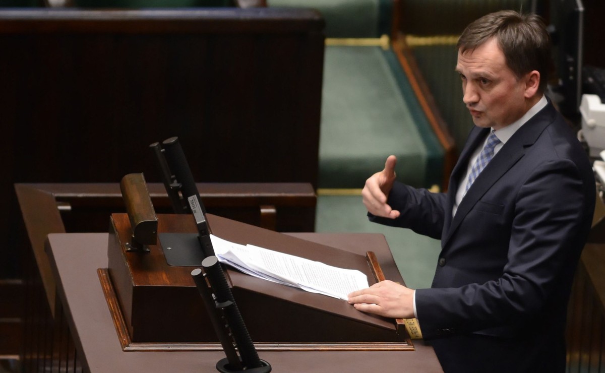 Jak dodał, "temida ma być ślepa, ale nie śmieszna". "A na zarzut śmieszności może się narazić sędzia, który – jak to się zdarzyło – przez 14 godzin odczytuje wyrok do pustej sali" - wskazał.