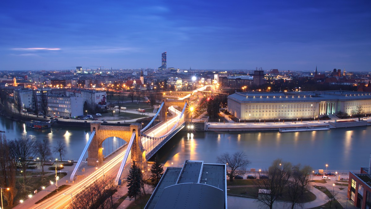 W 2017 r. zadłużenie Wrocławia spadło o 90 mln zł - wynika ze sprawozdania budżetowego przedstawionego przez skarbnika miasta Marcina Urbana. - Drugi rok z rzędu mamy nadwyżkę budżetową, dzięki temu mogliśmy zmniejszyć zadłużenie - powiedział skarbnik.