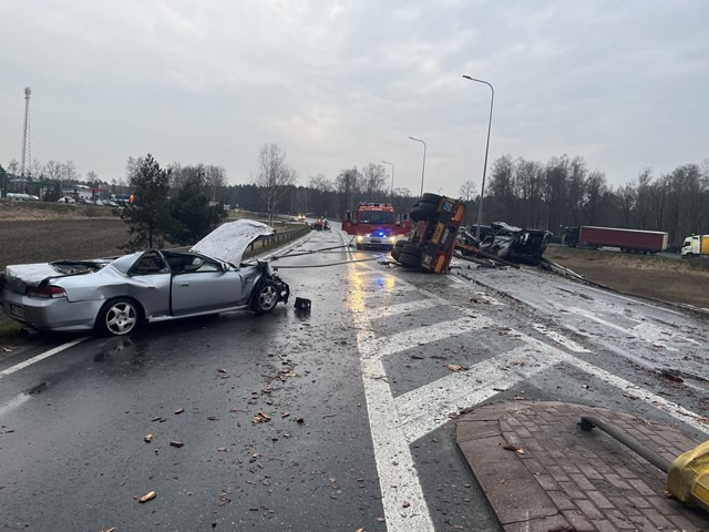 Straszny wypadek na DK 11. Na drogę wysypały się bale drewna