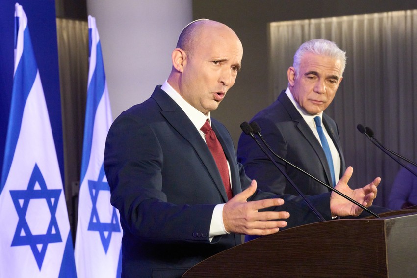 Naftali Benet i Jair Lapid na konferenciji za štampu u Hercliji, Izrael, 26. aprila