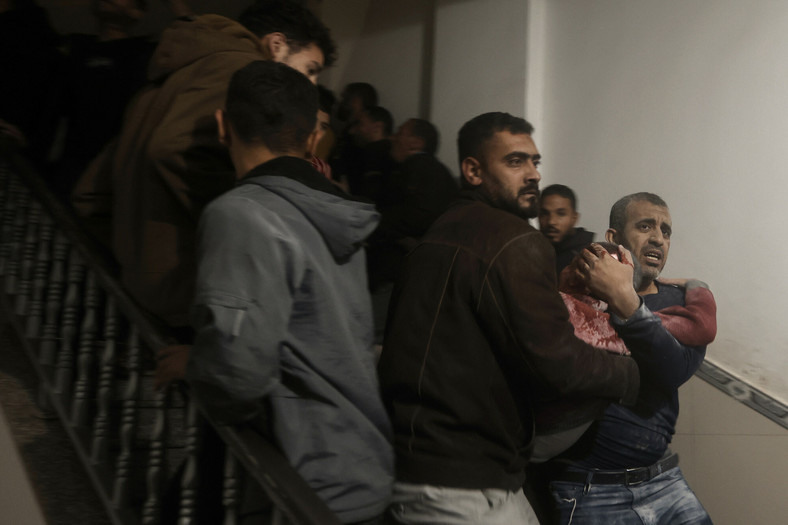 Palestyńczycy ewakuują rannego chłopca po izraelskich atakach na szpital Nassera w Khan Younis w południowej Strefie Gazy, 17 grudnia 2023 r.