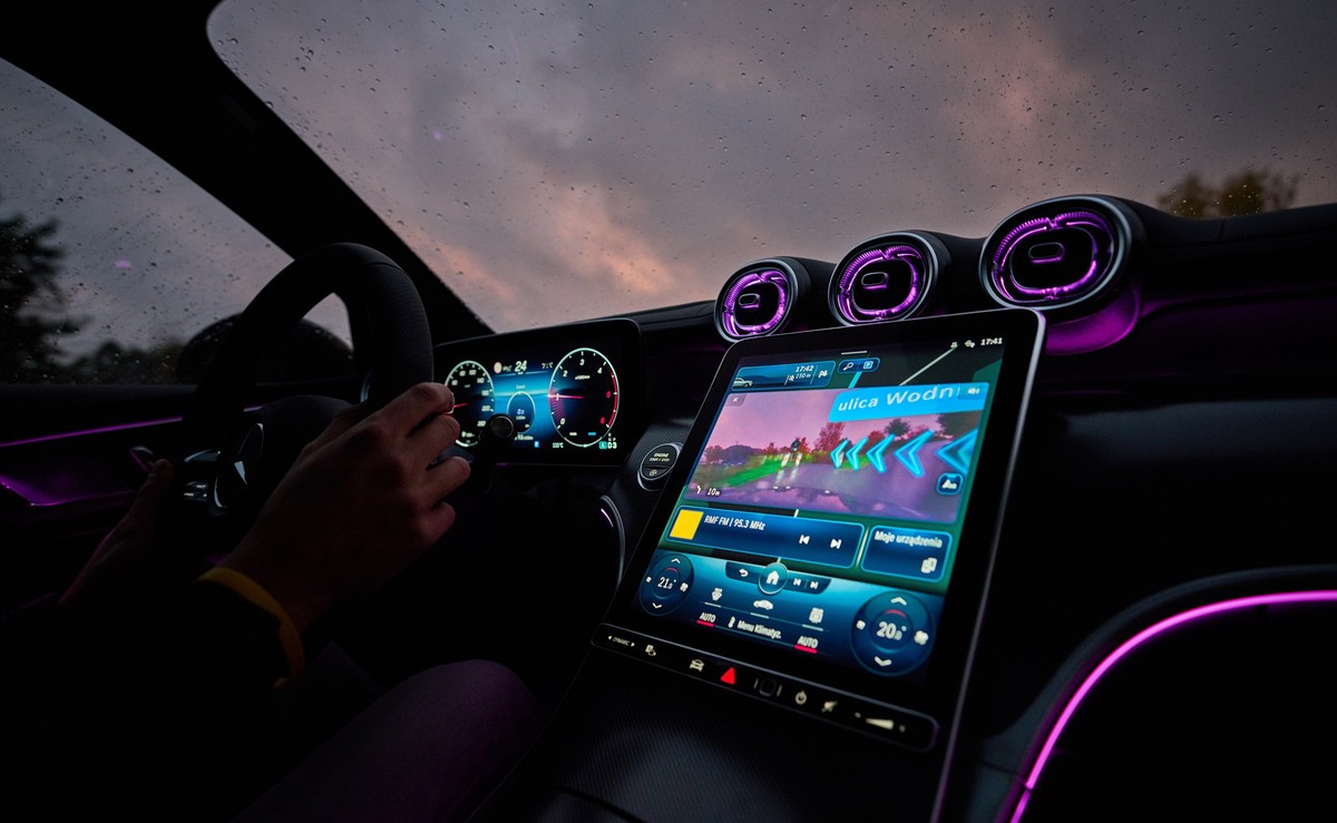 Nowy Mercedes GLC zaskakuje odświeżonym wyglądem i technologiami prosto z topowej S-Klasy. Poza tym jest to nadal uniwersalny samochód, który doskonale radzi sobie na asfalcie i poza nim
