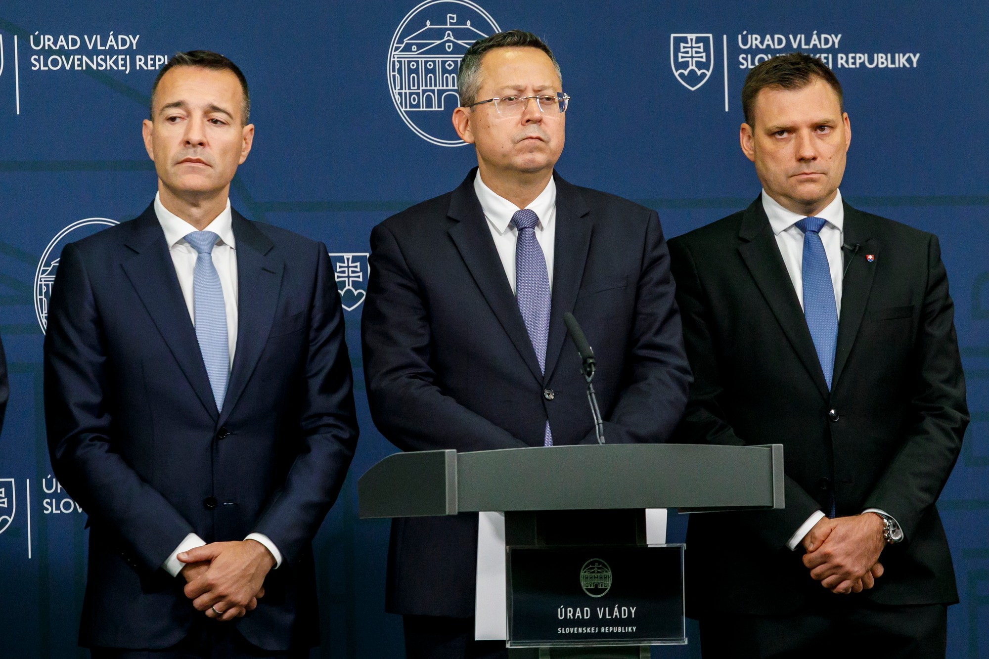 Zľava minister školstva Tomáš Drucker, minister financií Ladislav Kamenický a podpredseda vlády a minister životného prostredia Tomáš Taraba.